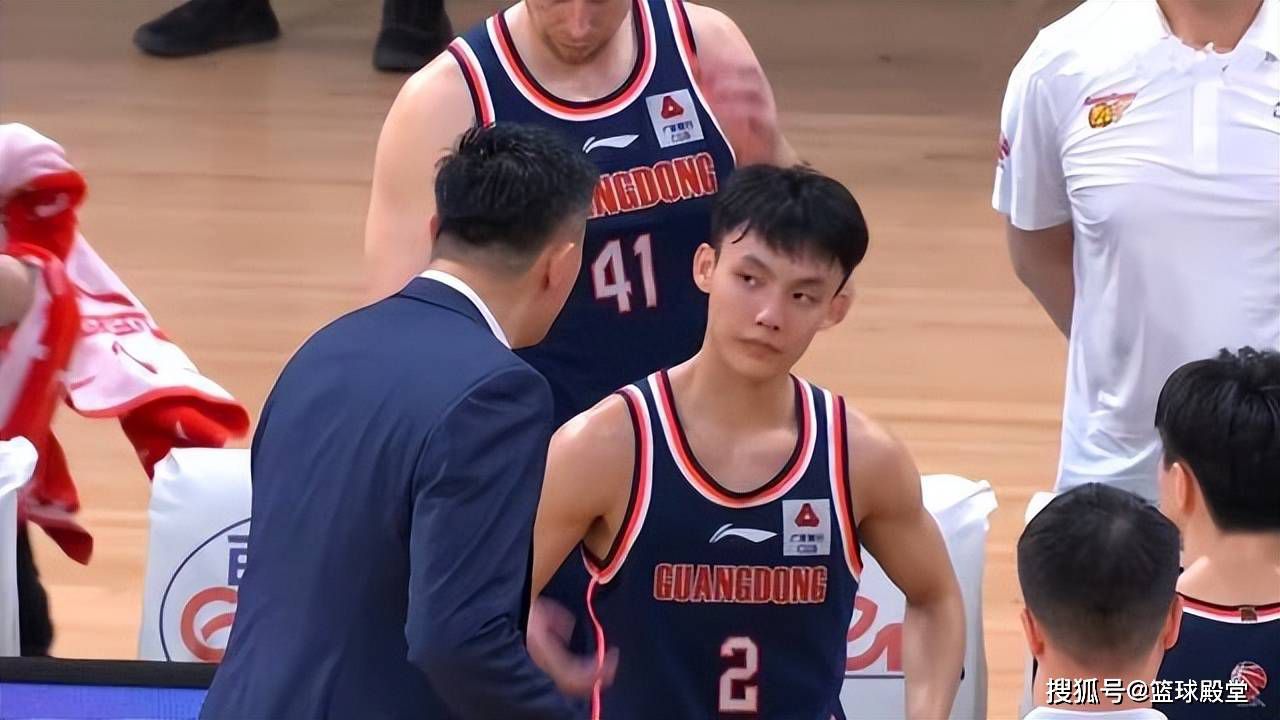 第五:你选择投资的电影，你一定要看电影运作方与出品方是否具备互联网推广思维，是否有专业运作团队，是否有能力为其准备上影的电影和演员造势，让其成为当下社会的热点话题，能否引流，引起粉丝的好奇，引起粉丝的欲望，从而产生眼球经济